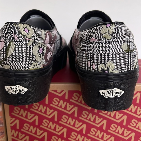 Vans WMNS Classic Slip-On Stackform Tapestry Floral Black
VN0A7Q5RBM8
Platforms - Picture 13 of 16
